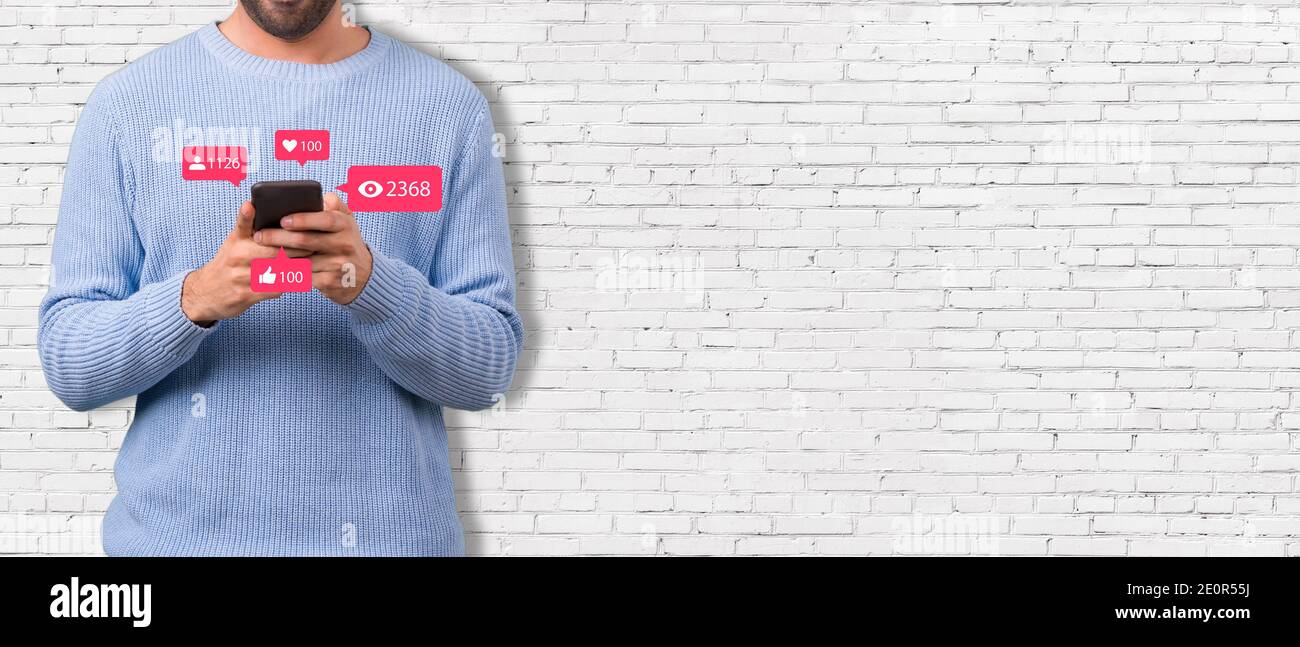Concept de médias sociaux - bannière avec jeune homme tenant un smartphone et avec l'icône des réseaux sociaux Banque D'Images