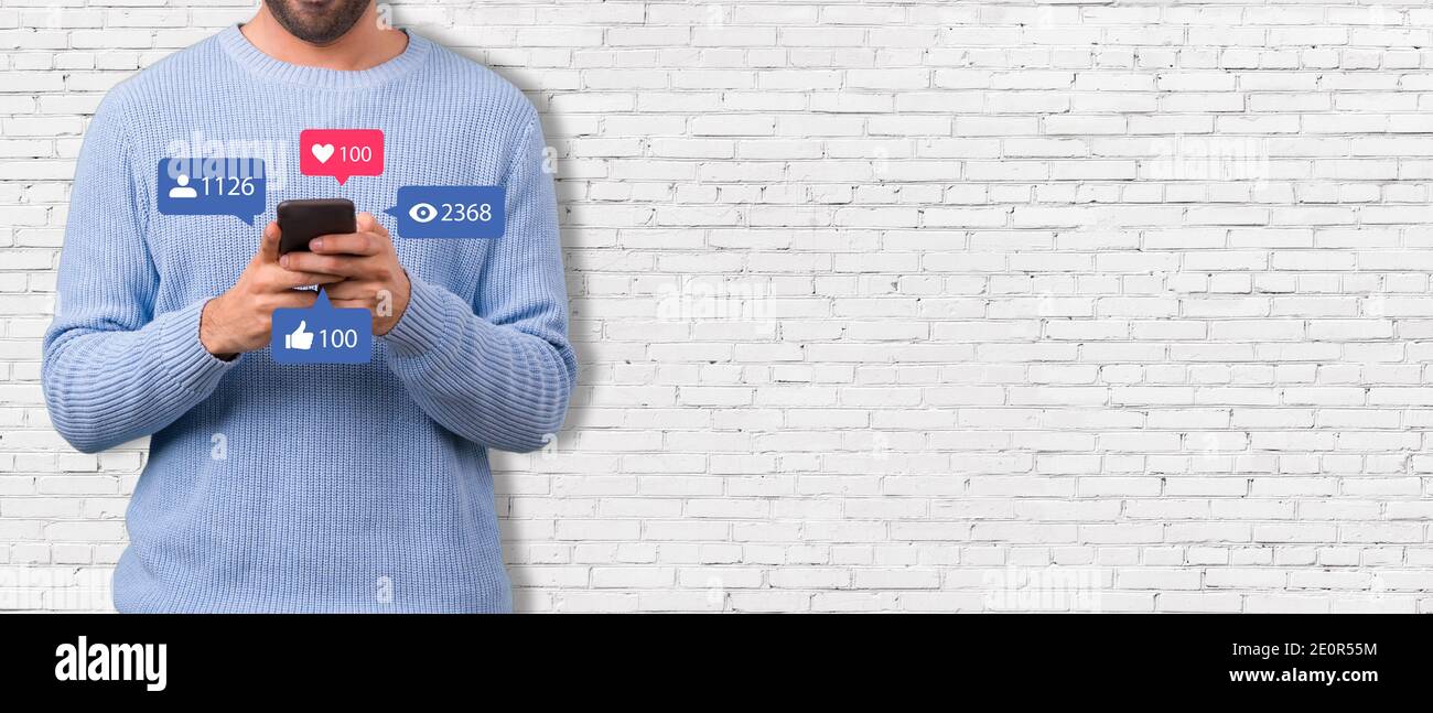 Concept de médias sociaux - bannière avec jeune homme tenant un smartphone et avec l'icône des réseaux sociaux Banque D'Images