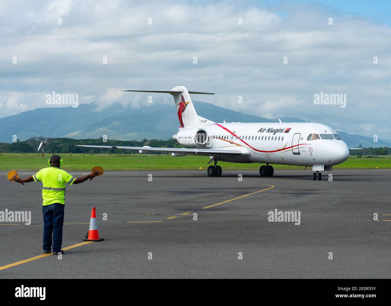 Fokker 70 d'Air Niugini arrivant à l'aéroport de Nadzab à Lae, la capitale de la province de Morobe et la deuxième plus grande ville de Papouasie-Nouvelle-Guinée. Banque D'Images