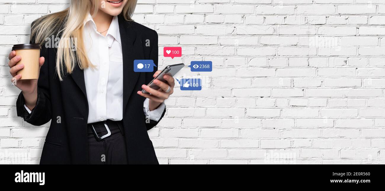 Concept de médias sociaux - bannière avec une jeune femme tenant un smartphone et avec l'icône des réseaux sociaux Banque D'Images