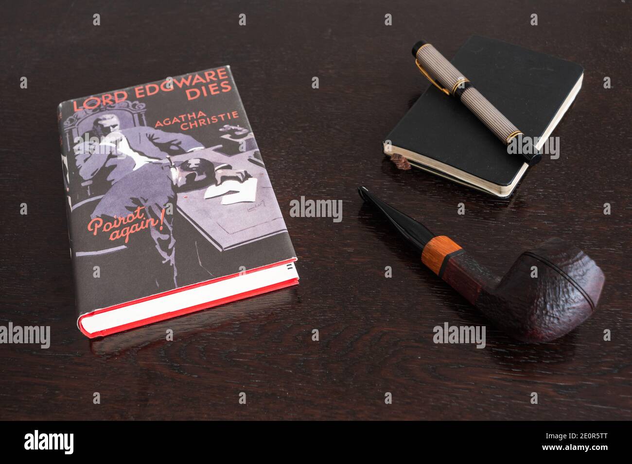 Londres, Angleterre, Royaume-Uni - 2 janvier 2021: Lord Edgware Dies Book by Agatha Christie in a Fax First Edition with Tobacco Pipe, Fountian Pen and Noteb Banque D'Images