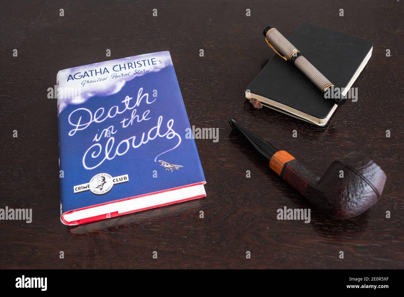 Londres, Angleterre, Royaume-Uni - 2 janvier 2021: Death in the Clouds Livre d'Agatha Christie dans un fax première édition avec Tobacco Pipe, Fountian Pen and Not Banque D'Images