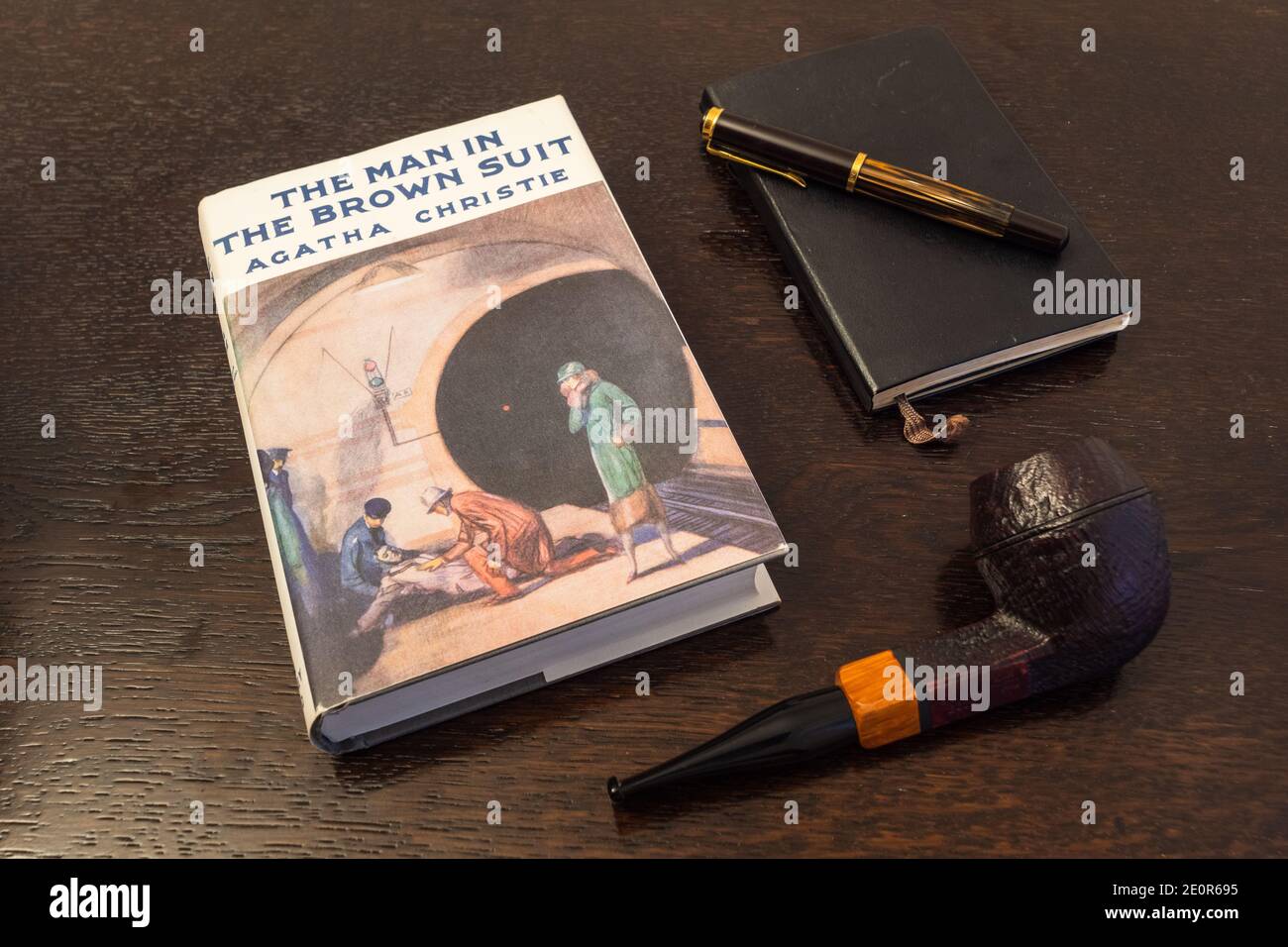 Londres, Angleterre, Royaume-Uni - 2 janvier 2021: The Man in the Brown  suit Book by Agatha Christie in a Fax First Edition with Tobacco Pipe,  Fountian Pen a Photo Stock - Alamy