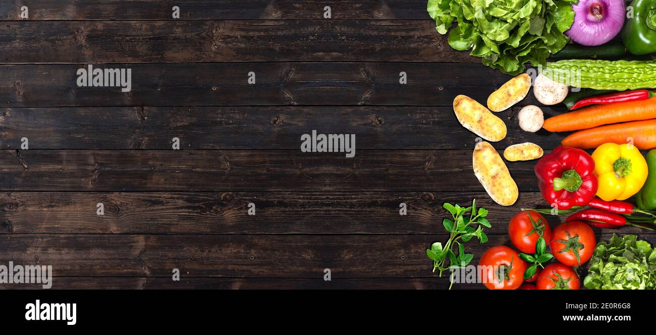 Légumes frais et outils sur une ancienne table en bois - biologique Concept de jardinage - format de bannière Banque D'Images