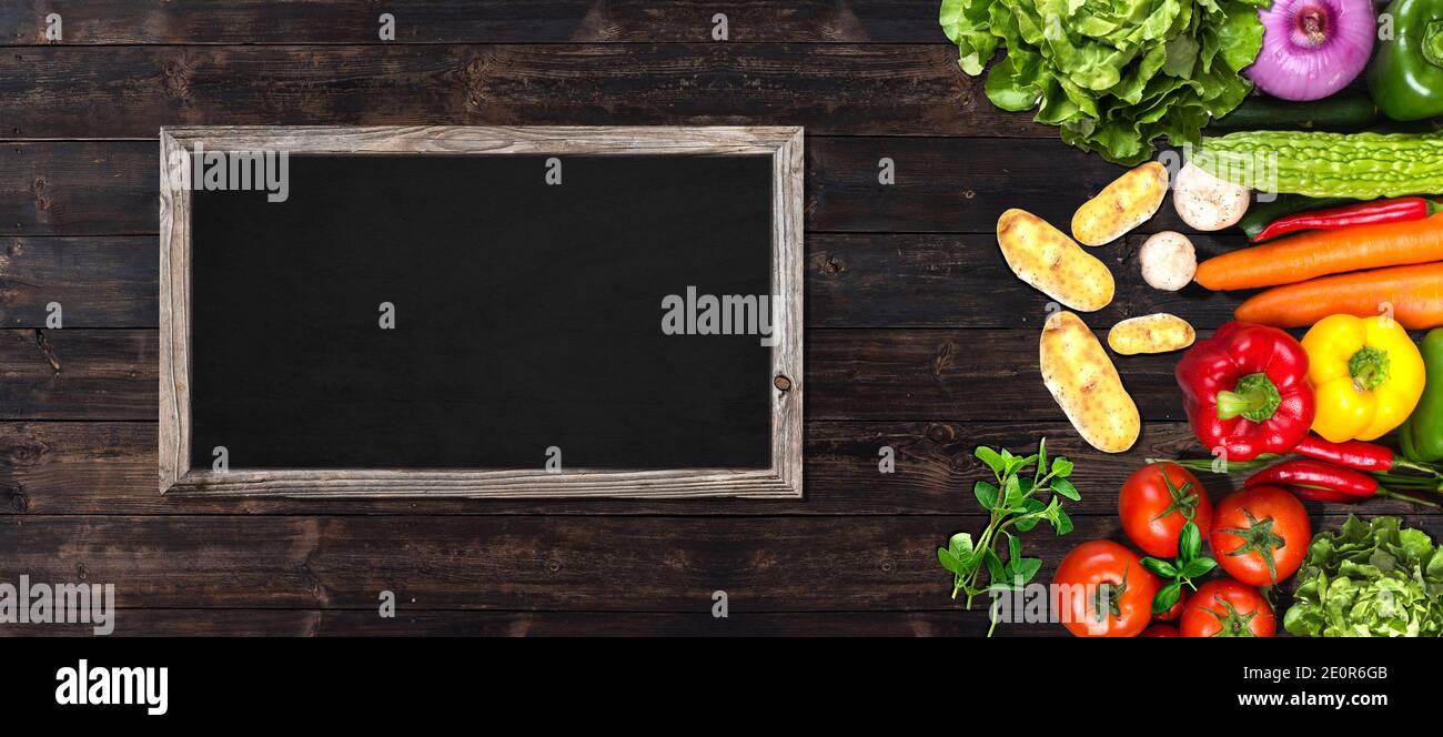 Légumes frais et outils sur une ancienne table en bois - biologique Concept de jardinage - format de bannière Banque D'Images