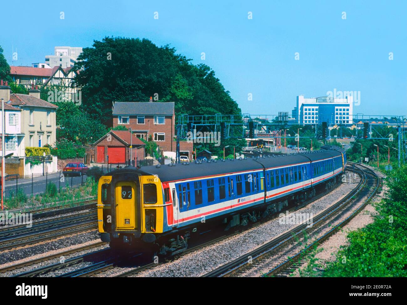 Une paire de cigs de classe 421 4, numéros 1310 et 1888, qui travaillent pour un service Network Southampton le 23 juillet 1995. Banque D'Images