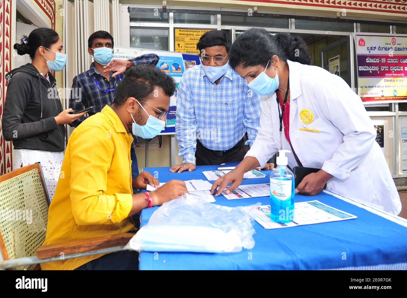 (210102) -- BANGALORE, 2 janvier 2021 (Xinhua) -- les professionnels de la santé de Bruhat Bengaluru Mahanagara Palike (BBMP) participent à un exercice fictif pour la vaccination contre le COVID-19 dans un centre de santé de Bangalore, Inde, 2 janvier 2021. (STR/Xinhua) Banque D'Images