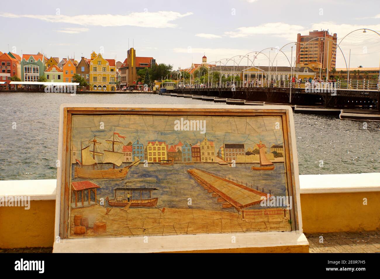 Willemstad, Curaçao - le 14 novembre 2018 - la carte peinte du paysage et des bâtiments colorés le long du pont Queen Emma, près de la baie St Anna Banque D'Images
