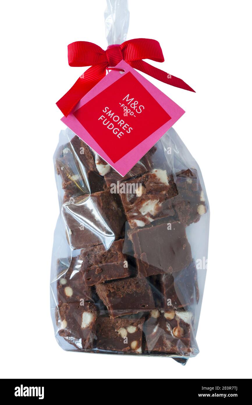 Pack de taches M&S Fudge isolées sur fond blanc - Caramel au chocolat noir avec biscuits et guimauves aromatisées à la vanille Banque D'Images