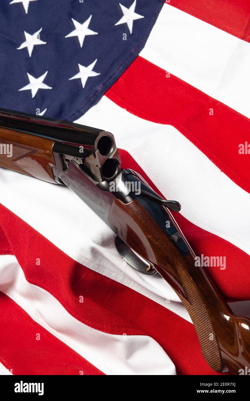 Au-dessus/en dessous du fusil de chasse devant le drapeau américain, vertical Banque D'Images