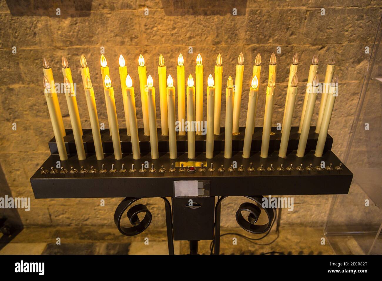 Bougies allumées à la basilique Saint-Pierre, Vatican, Rome, Italie Banque D'Images