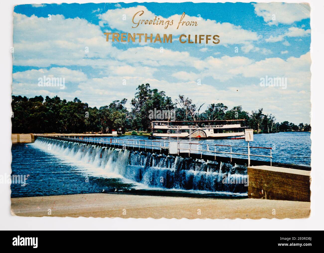 Carte Old Post montrant le PSS Melbourne sur la rivière Murray, Mildura, Victoria, Australie. années 1960. « Salutations des falaises de Trentham » Banque D'Images