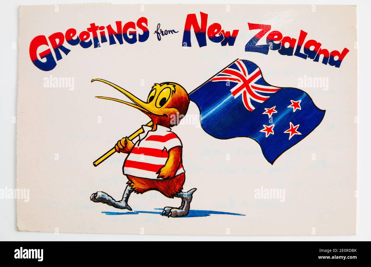 Carte postale vintage des années 1990, avec kiwi de dessin animé portant un drapeau, « salutations de la Nouvelle-Zélande ». Affiché en 1995. Banque D'Images