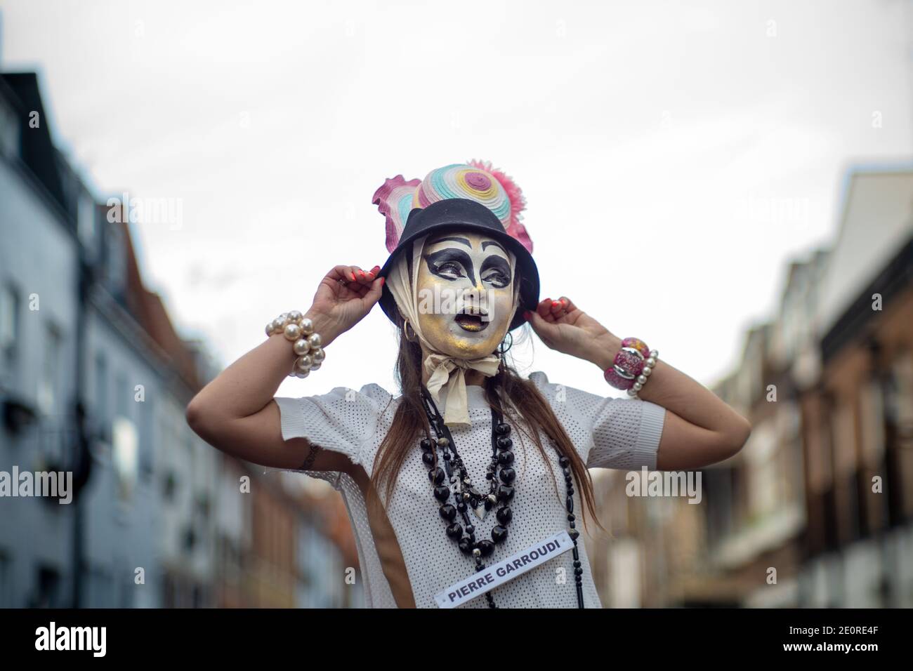 Londres, Royaume-Uni. 2 janvier 2021. Les modèles prennent part à un spectacle de mode coloré de rue tormode près de Sloane Square pour le designer Pierre Garroudi. Credit: Guy Corbishley / Alamy Live News Banque D'Images