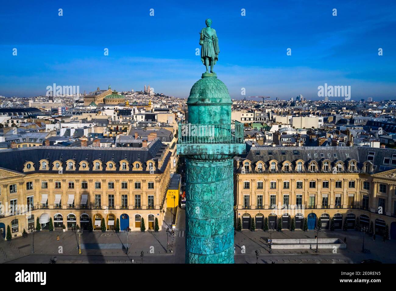 France, Paris, place Vendôme, la colonne Vendôme avec la statue de Napoléon comme César d'Auguste Dumont Banque D'Images