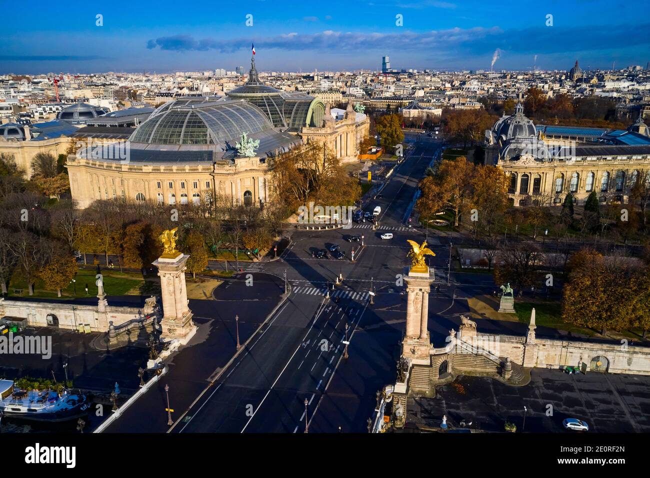 France, Paris, le pont Alexandre III et le Grand Palais Banque D'Images