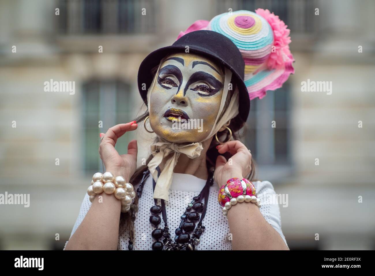 Londres, Royaume-Uni. 2 janvier 2021. Les modèles prennent part à un spectacle de mode coloré de rue tormode près de Sloane Square pour le designer Pierre Garroudi. Credit: Guy Corbishley / Alamy Live News Banque D'Images