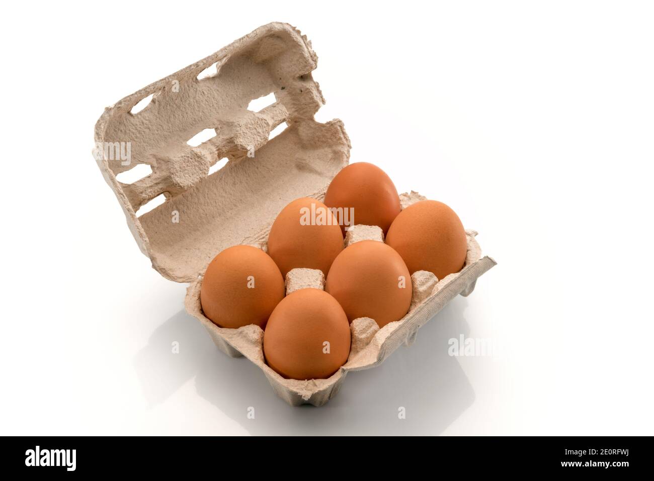 Boîte à œufs avec œufs, six œufs de poulet dans un plateau à œufs en carton fabriqué à partir de papier recyclé isolé sur fond blanc Banque D'Images