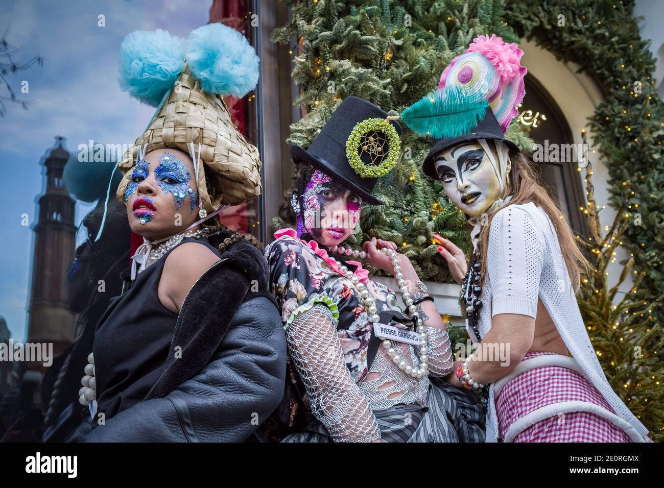 Londres, Royaume-Uni. 2 janvier 2021. Les modèles prennent part à un spectacle de mode coloré de rue tormode près de Sloane Square pour le designer Pierre Garroudi. Credit: Guy Corbishley / Alamy Live News Banque D'Images