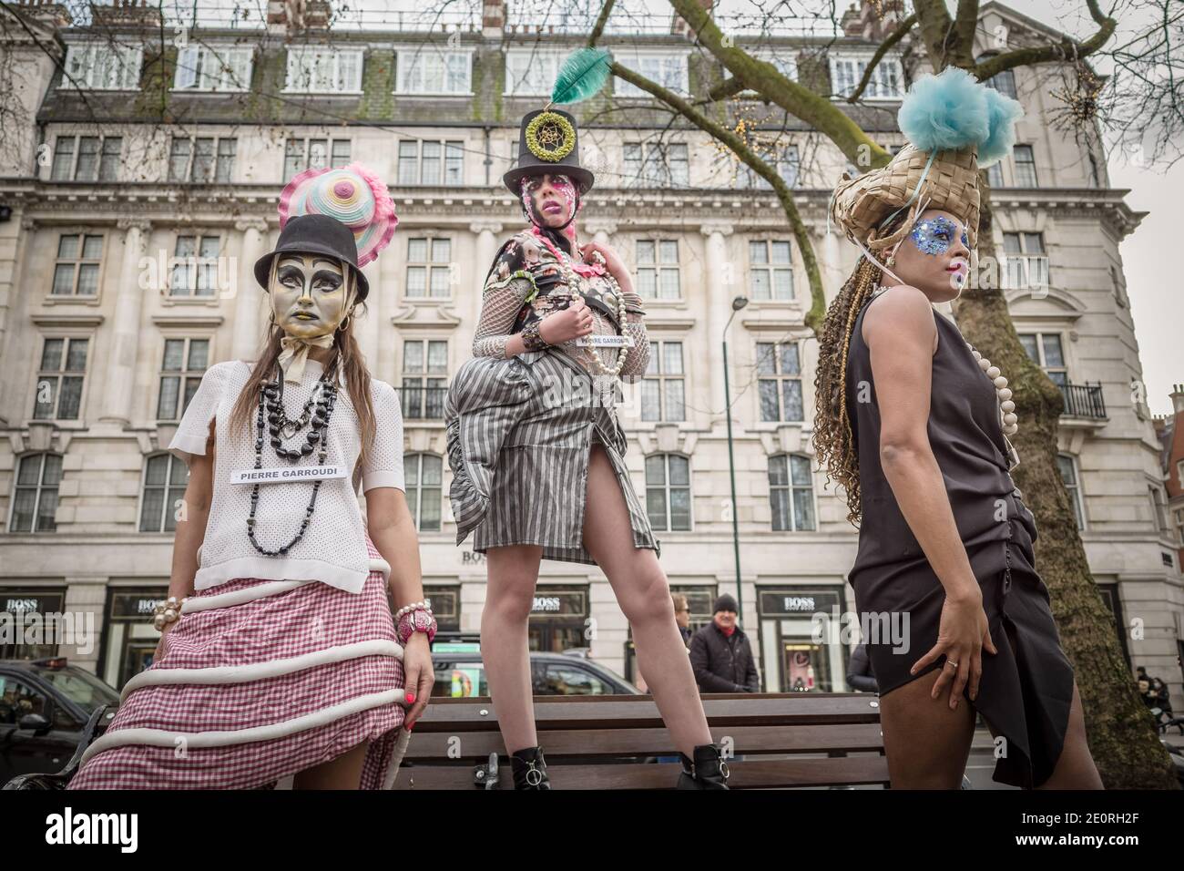 Londres, Royaume-Uni. 2 janvier 2021. Les modèles prennent part à un spectacle de mode coloré de rue tormode près de Sloane Square pour le designer Pierre Garroudi. Credit: Guy Corbishley / Alamy Live News Banque D'Images