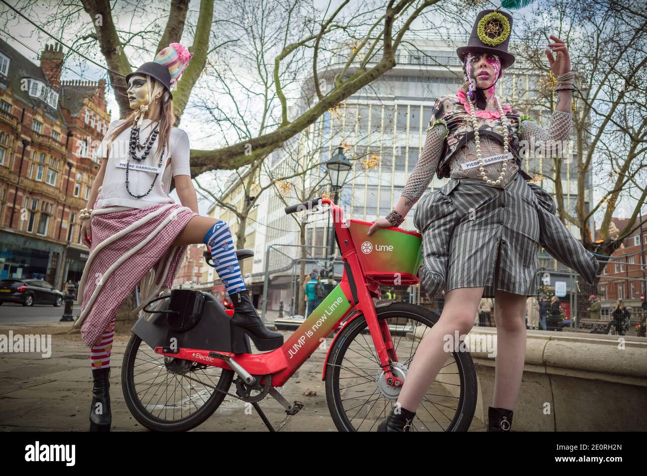 Londres, Royaume-Uni. 2 janvier 2021. Les modèles prennent part à un spectacle de mode coloré de rue tormode près de Sloane Square pour le designer Pierre Garroudi. Credit: Guy Corbishley / Alamy Live News Banque D'Images