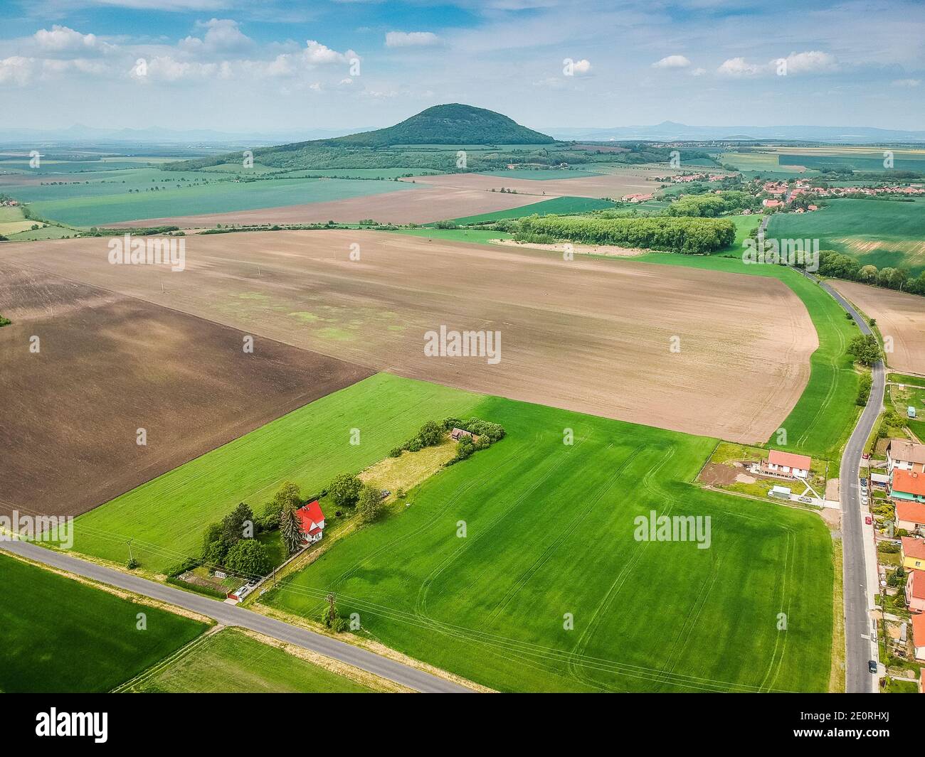 Vue aérienne de la montagne RIP - vue sur le village de Cernoucek Au printemps Banque D'Images