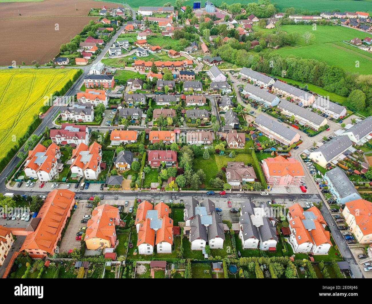 Nupaky, République tchèque - 20 mai 2019. Nouvelles maisons en rangée avec la vieille partie du village en arrière-plan Banque D'Images