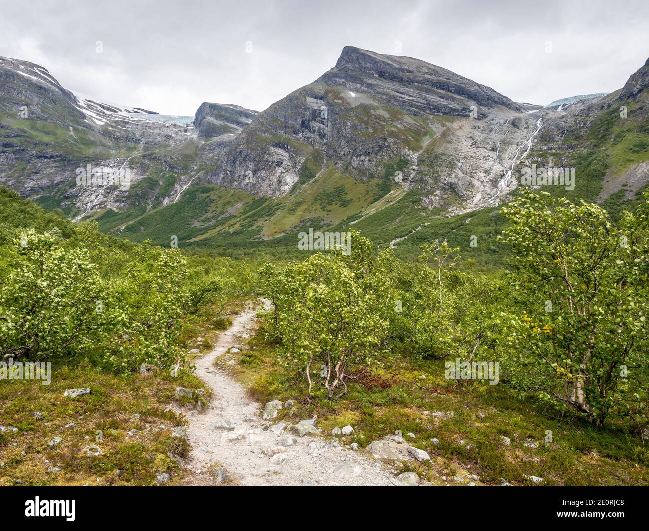 Sentier vers le glacier Bodalsbreen à l'arrière, une langue de glacier de Jostedalsbreen, Banque D'Images