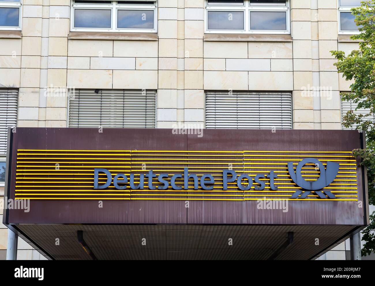 Furth, ALLEMAGNE : le logo de la marque 'Deutsche Post' à un point de livraison à hersbruck. Deutsche Post, DHL est la plus grande société de messagerie au monde. Banque D'Images