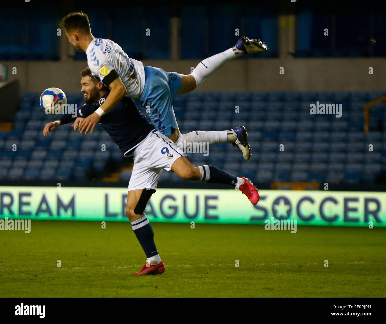 LONDRES, Royaume-Uni, JANVIER 02 : Leo Ostigard de Coventry City (prêt de Brighton & Hove Albion) prend le tour de Tom Bradshaw de Millwall lors du championnat Sky Bet entre Millwall et Coventry City au Den Stadium, Londres, le 02 janvier 2021 crédit : action Foto Sport/Alay Live News Banque D'Images