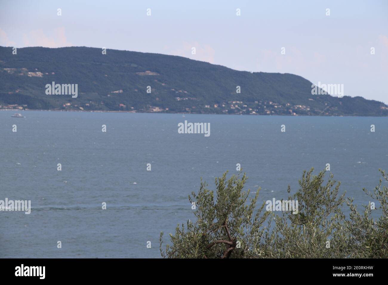 Vue panoramique sur le lac de Garde (Lago di Garda ou Benaco), le plus grand lac d'Italie. Le lac de Garde est un lieu de vacances populaire sur le bord du Dolomit Banque D'Images