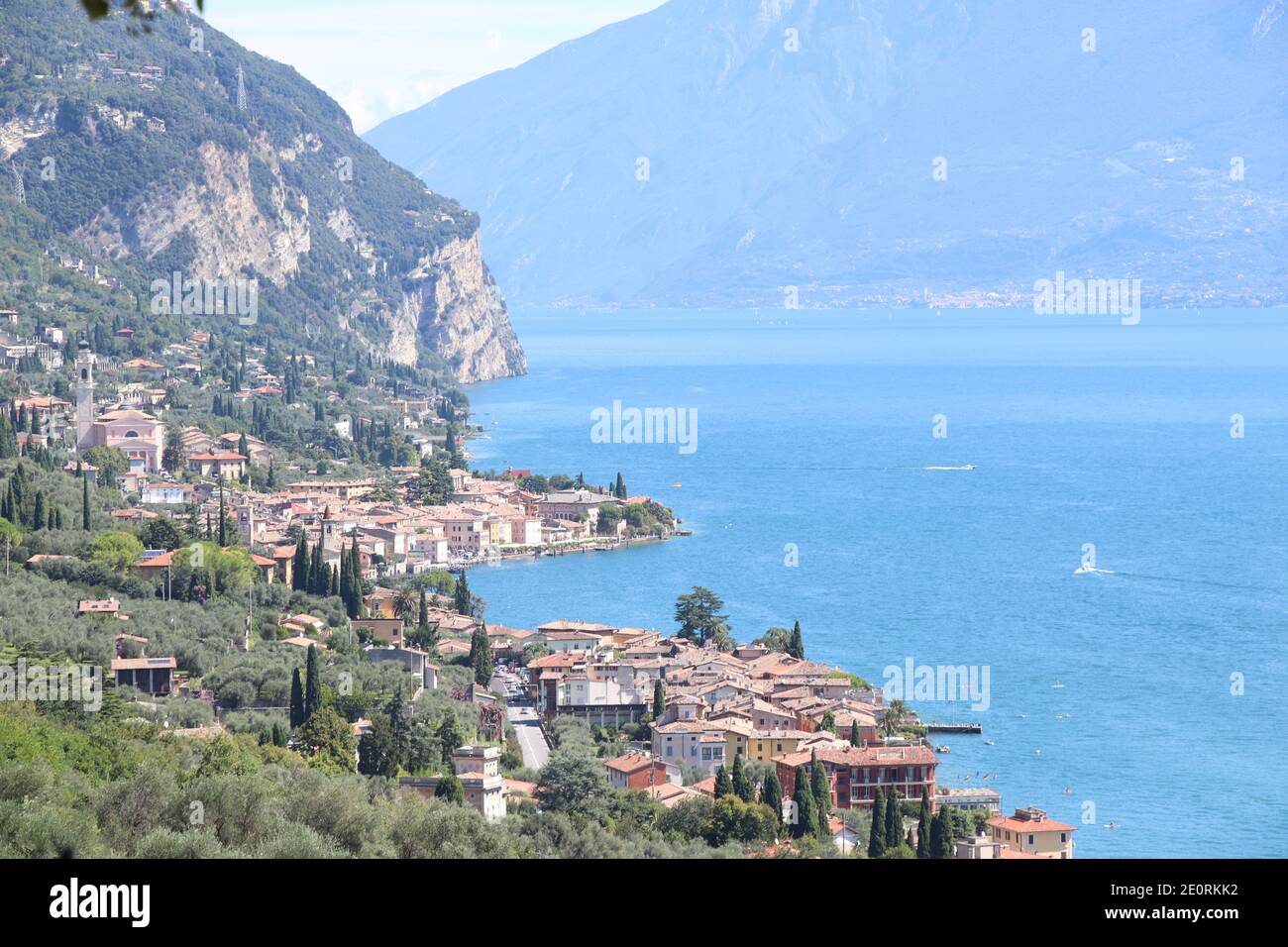 Vue panoramique sur le lac de Garde (Lago di Garda ou Benaco), le plus grand lac d'Italie. Le lac de Garde est un lieu de vacances populaire sur le bord du Dolomit Banque D'Images