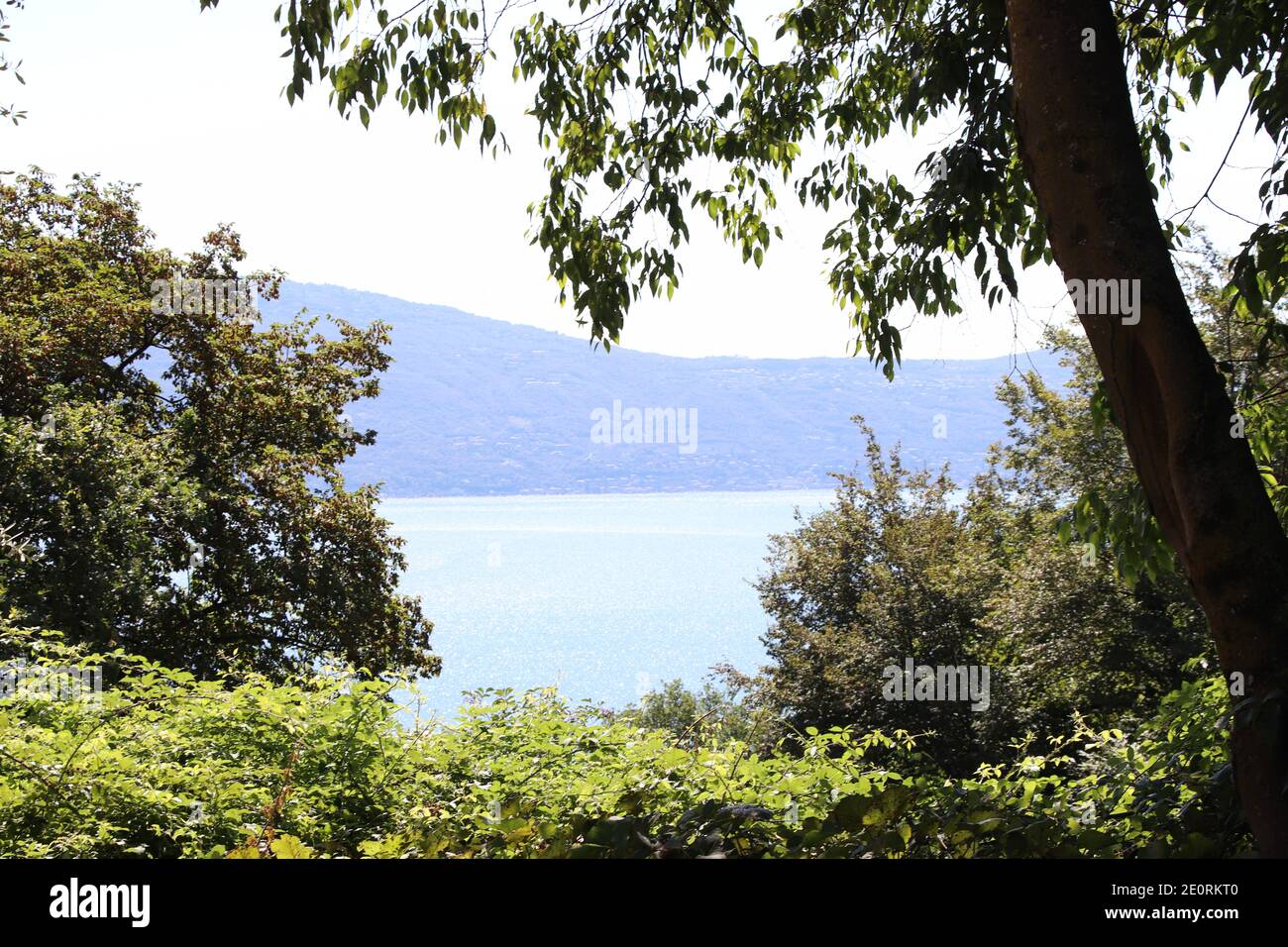 Vue panoramique sur le lac de Garde (Lago di Garda ou Benaco), le plus grand lac d'Italie. Le lac de Garde est un lieu de vacances populaire sur le bord du Dolomit Banque D'Images