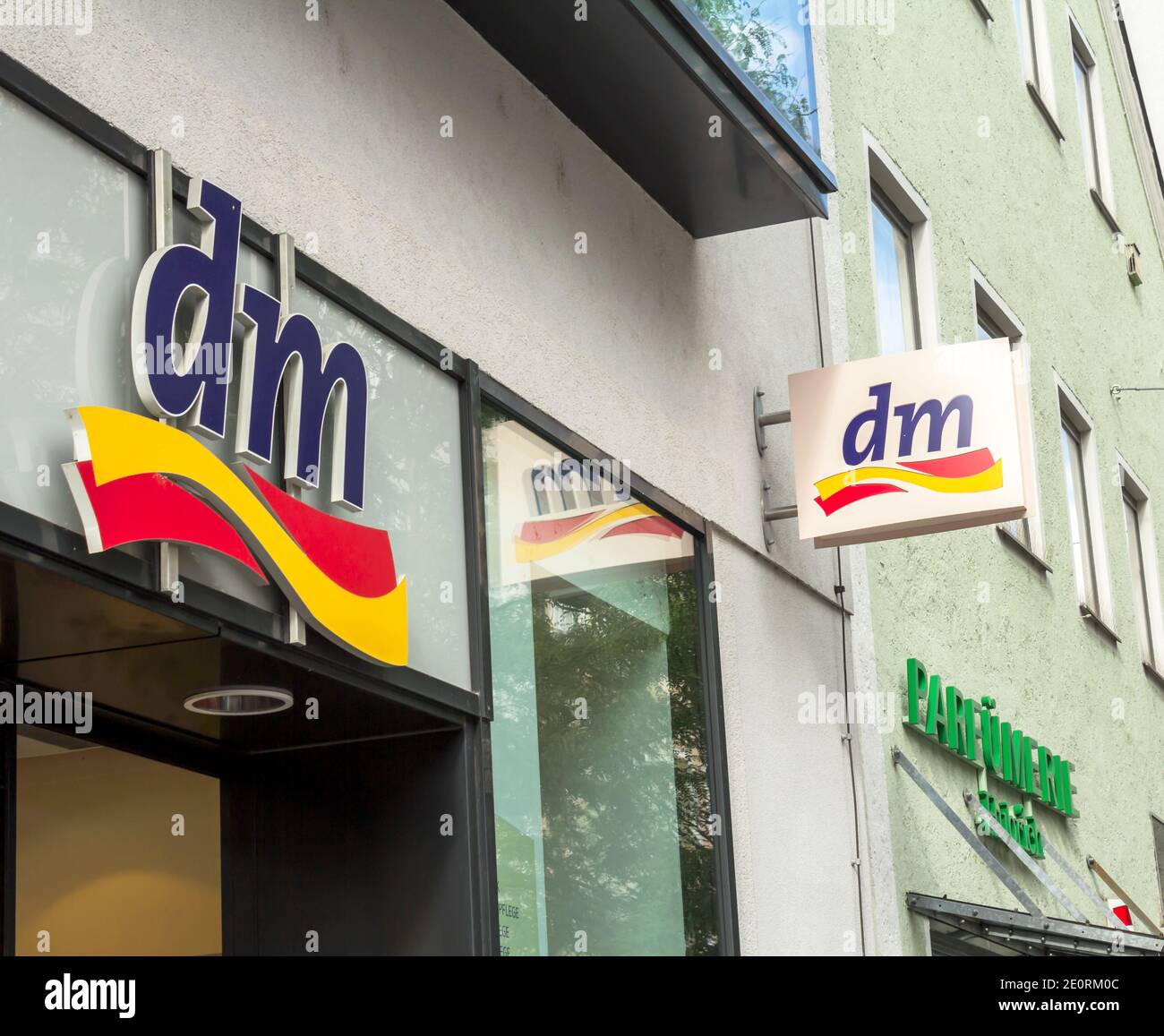Signe DM drogeriemarkt. Basé à Karlsruhe, DM-drogerie markt est une chaîne  de pharmacies de détail pour les cosmétiques, les soins de santé et les  produits ménagers Photo Stock - Alamy