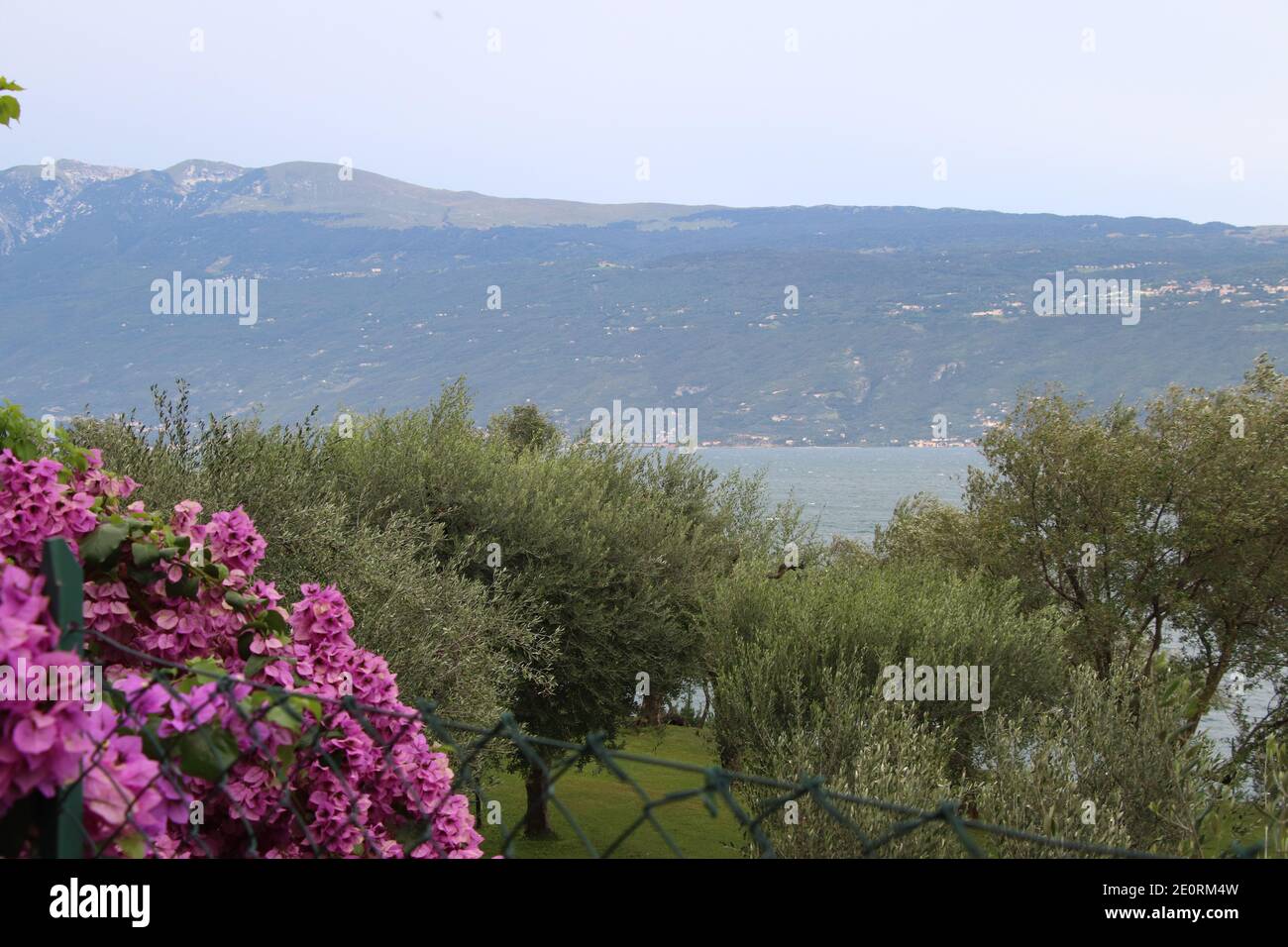 Vue panoramique sur le lac de Garde (Lago di Garda ou Benaco), le plus grand lac d'Italie. Le lac de Garde est un lieu de vacances populaire sur le bord du Dolomit Banque D'Images