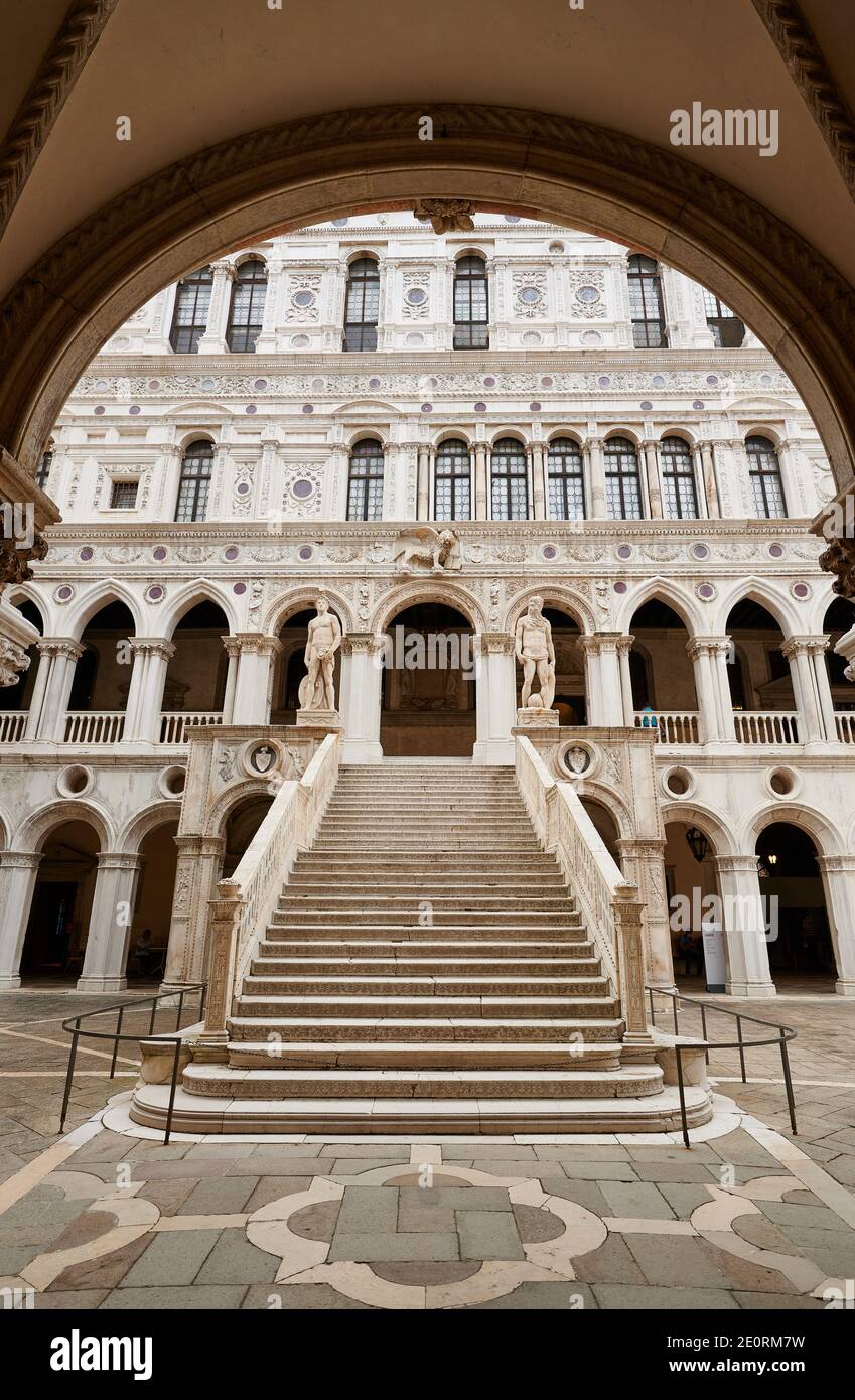 Cour intérieure du Palais des Doges, Palazzo Ducale avec escalier Scala dei Giganti, Venise, Vénétie, Italie Banque D'Images