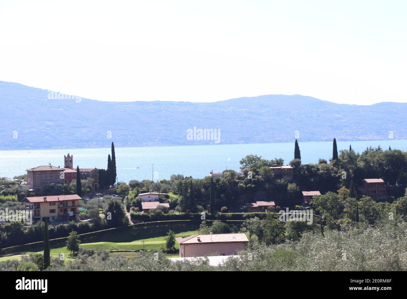 Vue panoramique sur le lac de Garde (Lago di Garda ou Benaco), le plus grand lac d'Italie. Le lac de Garde est un lieu de vacances populaire sur le bord du Dolomit Banque D'Images