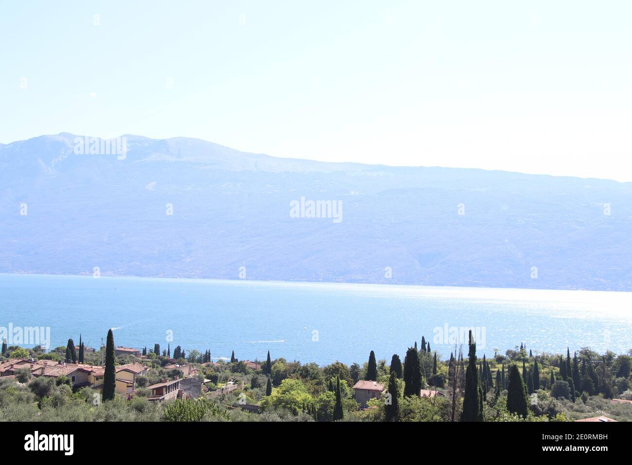 Vue panoramique sur le lac de Garde (Lago di Garda ou Benaco), le plus grand lac d'Italie. Le lac de Garde est un lieu de vacances populaire sur le bord du Dolomit Banque D'Images