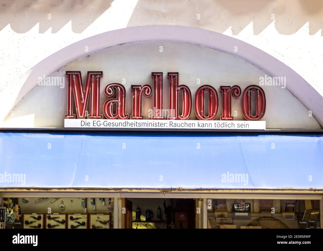 FURTH, Allemagne logo de cigarette Marlboro en dehors d'un magasin.