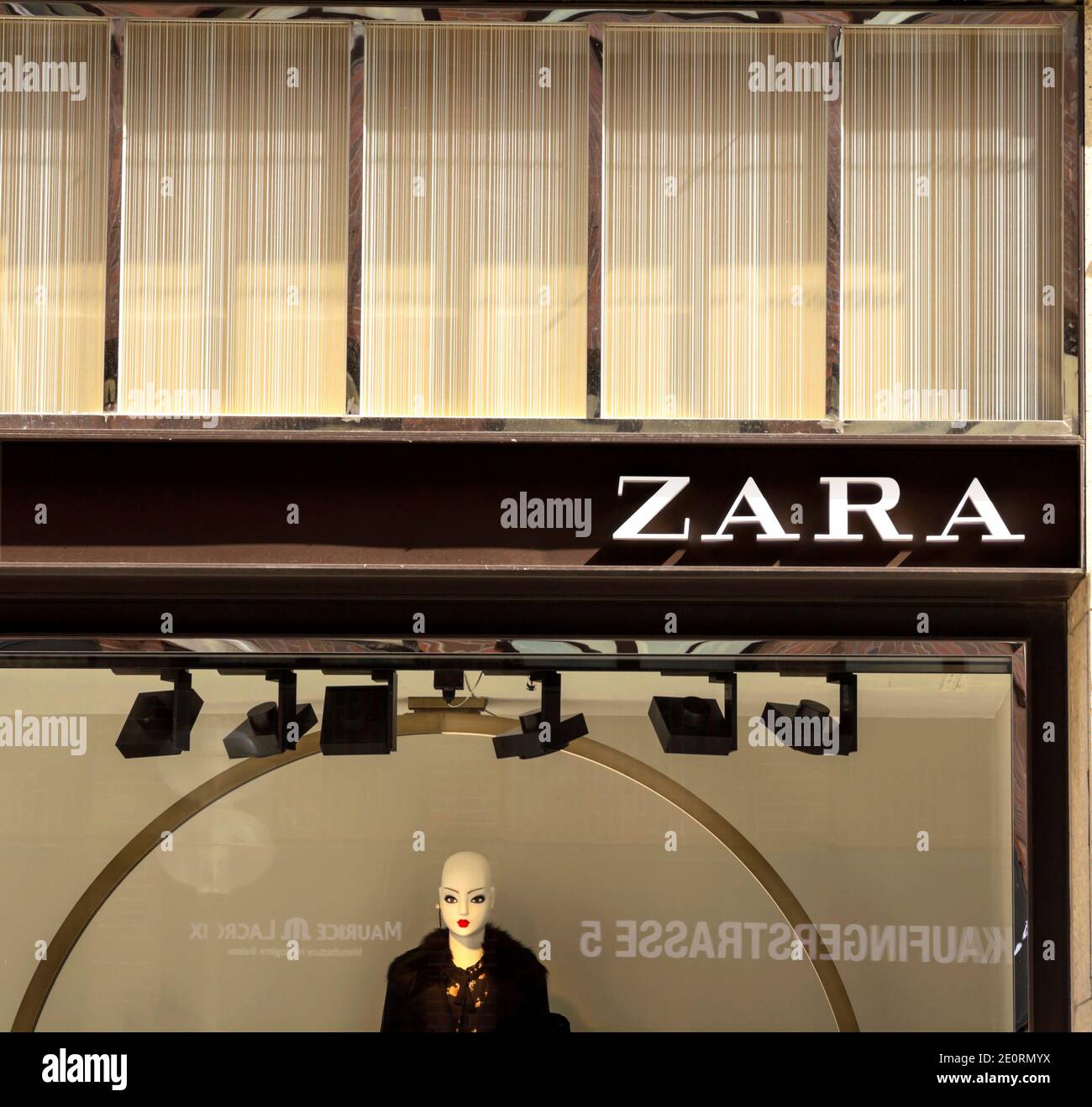 Munich, Allemagne : signe Zara à Madrid. Zara est un détaillant espagnol de  vêtements et d'accessoires Photo Stock - Alamy