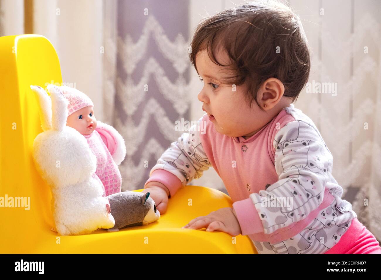 Bebe Fille De 10 Mois Jouant Avec Des Jouets Portrait D Une Petite Fille Mignonne Photo Stock Alamy