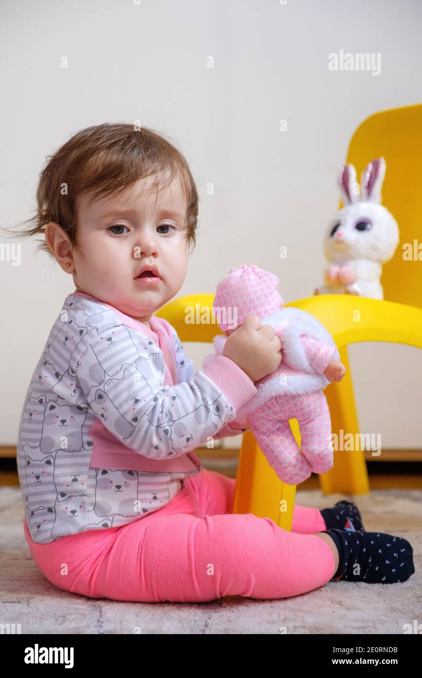 Bebe Fille De 10 Mois Jouant Avec Des Jouets Portrait D Une Petite Fille Mignonne Photo Stock Alamy