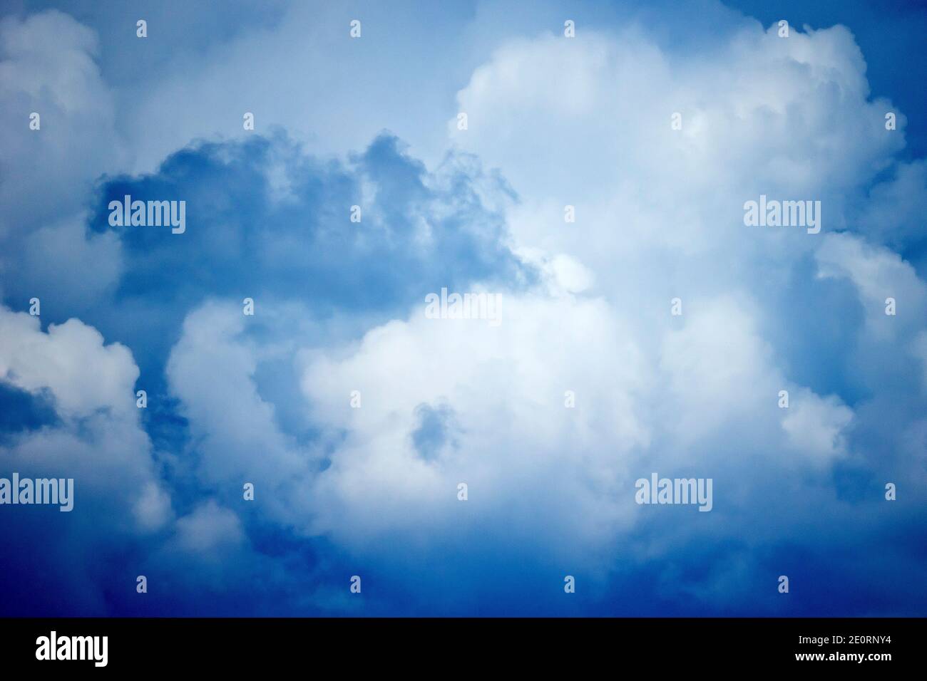 Une image de gros plan du chaos à l'intérieur d'un grand nuage de pluie cumulonimbus comme il se murmure et change. Banque D'Images