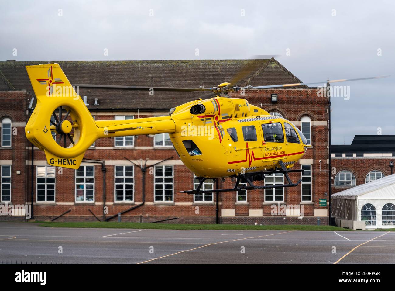 East Anglian Air Ambulance Airbus Helicopters H145 hélicoptère enregistré G-HEMC Atterri dans le domaine de l'école secondaire Southend pour École pour garçons Banque D'Images