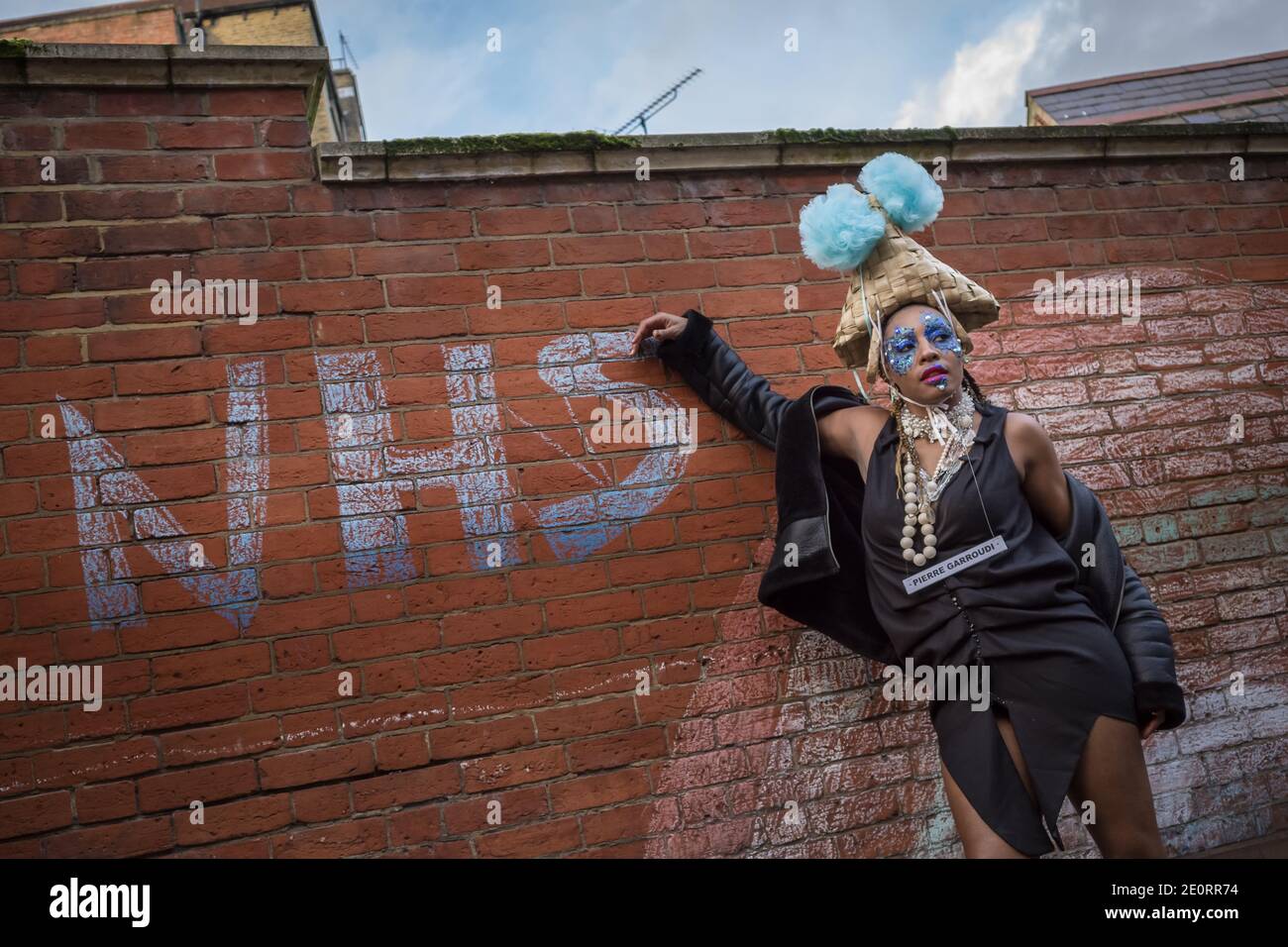 Londres, Royaume-Uni. 2 janvier 2021. Les modèles prennent part à un spectacle de mode coloré de rue tormode près de Sloane Square pour le designer Pierre Garroudi. Credit: Guy Corbishley / Alamy Live News Banque D'Images