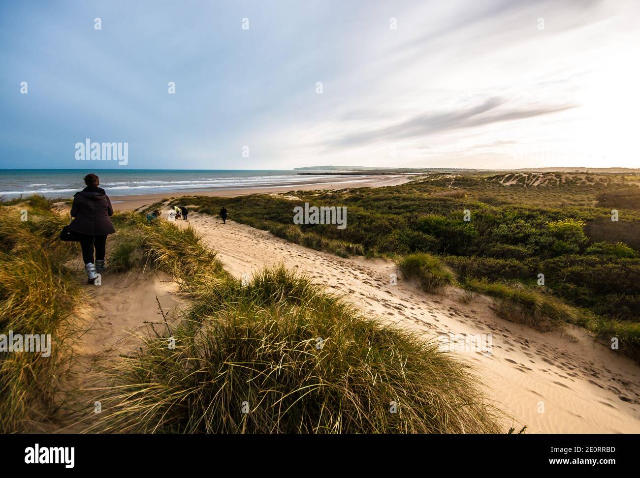 Plage de Camber Sands dans le village de Camber (près de Rye), East Sussex, Angleterre, Royaume-Uni. Personne, gens, marchant sur la dune vers la plage et la mer Banque D'Images