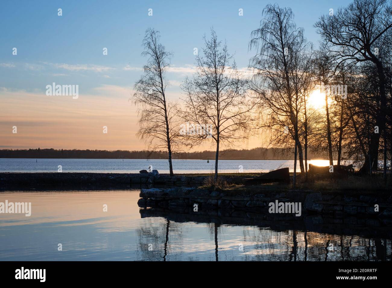 Coucher de soleil sur le lac ce froid jour d'hiver. Photo prise à Västerås, Suède Banque D'Images