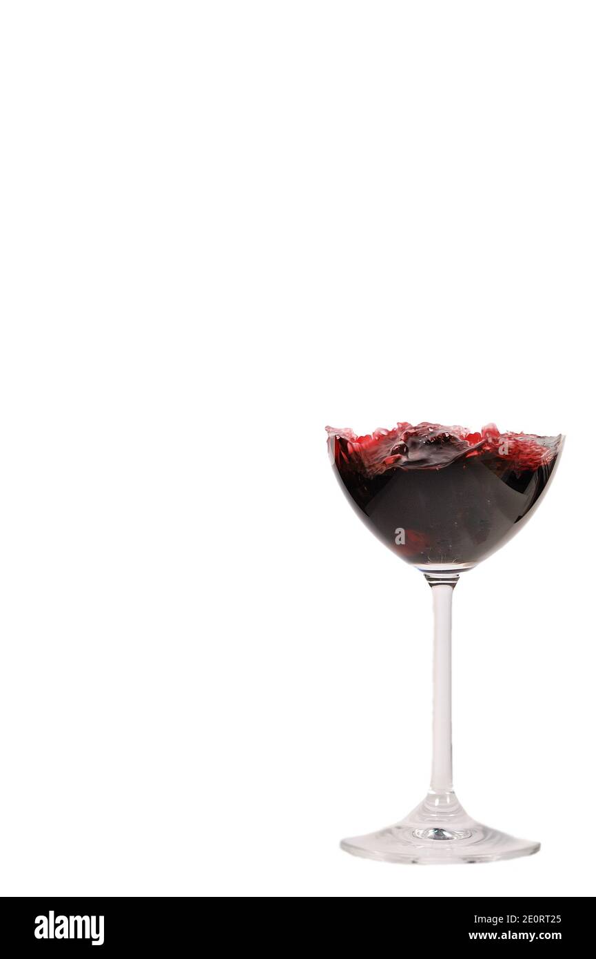 verre à vin rouge étincelant dans le montage photo arrière-plan blanc Banque D'Images