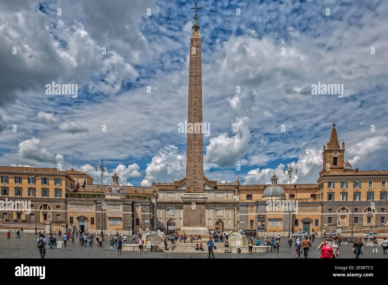 Les touristes visitent la Piazza Popolo dans le centre historique de Rome. Des lions et des fontaines de marbre entourent un vieil obélisque dans le centre de Piazza Popolo, Rome, Italie Banque D'Images