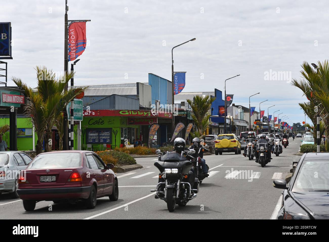 WESTPORT, NOUVELLE-ZÉLANDE, 14 NOVEMBRE 2020 : motocyclistes sur la rue principale de Westport, sur la côte ouest de la Nouvelle-Zélande. Banque D'Images